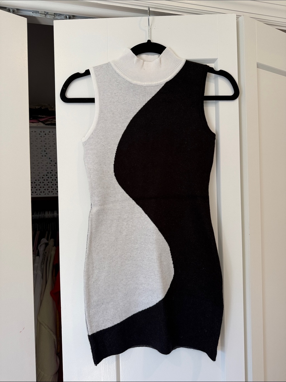 Black and White Colorblock Sleeveless Knit Dress